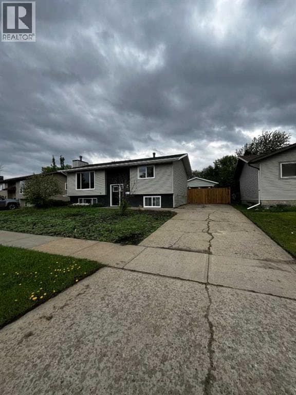 2307 47 Avenue — photo 2