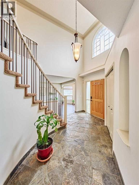 243 Hampshire Close NW — photo 4