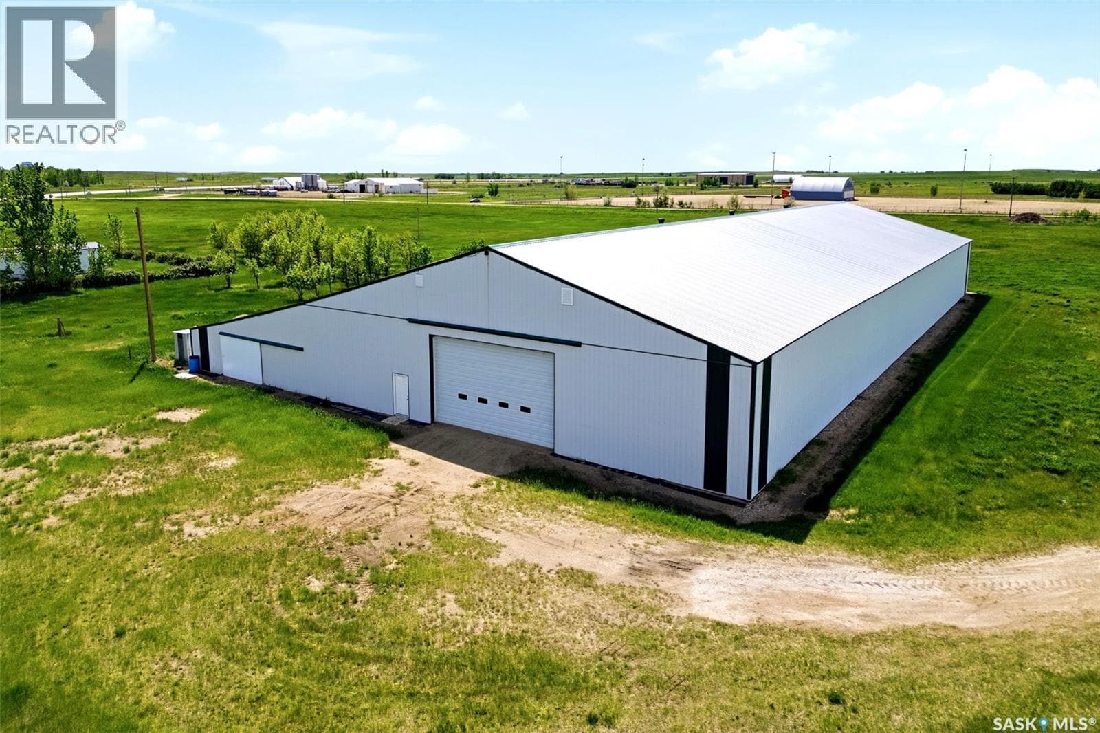 Bienfait Riding Arena/Shop and Land