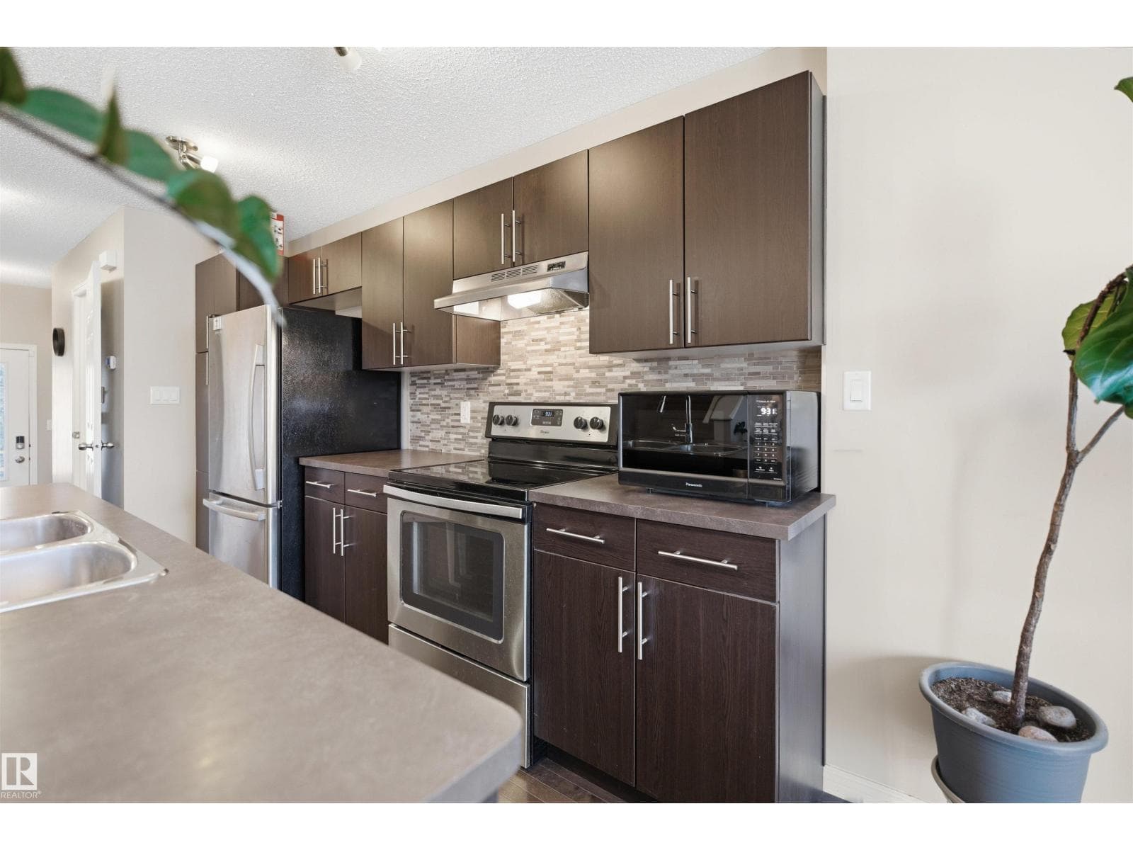 7323 24 Ave SW — photo 5