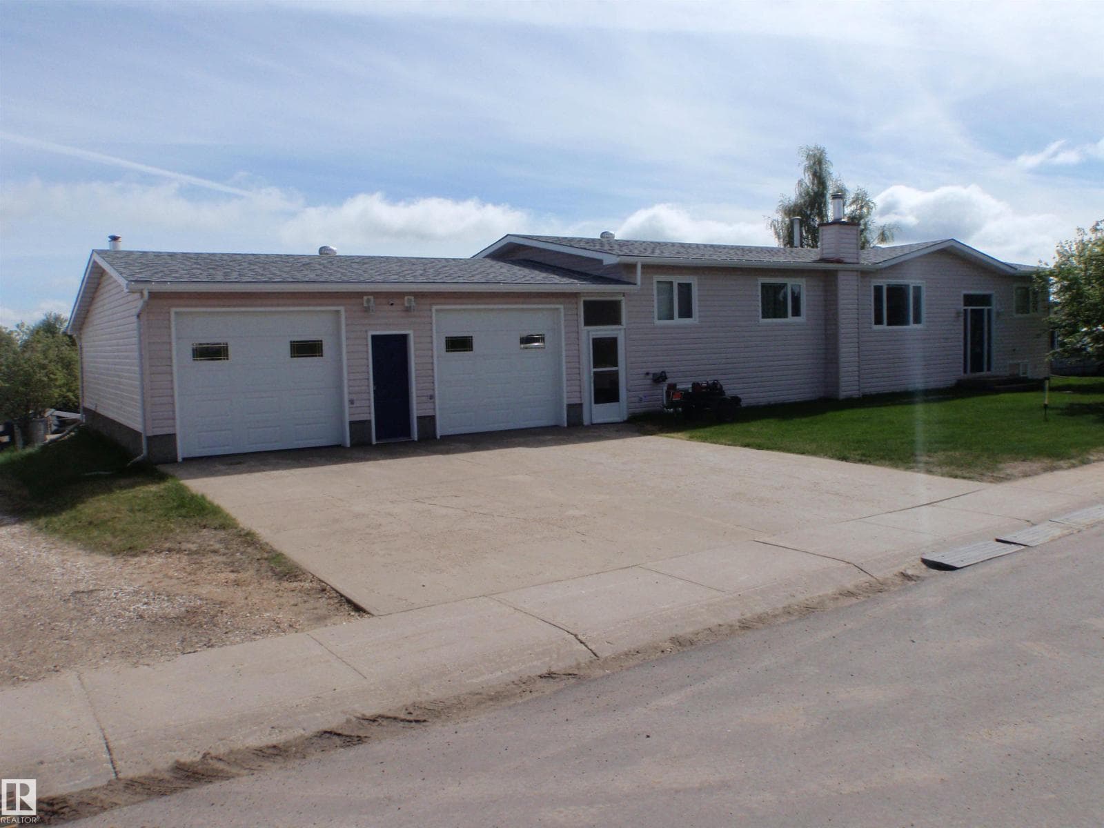 3 Hillside AV