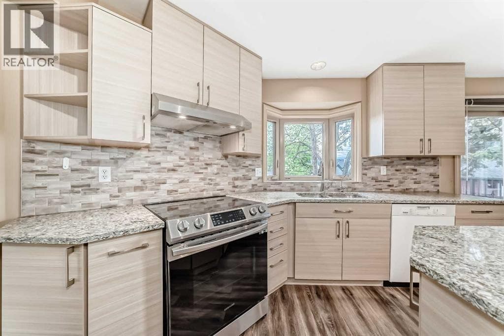 2518 21 Street SW — photo 2