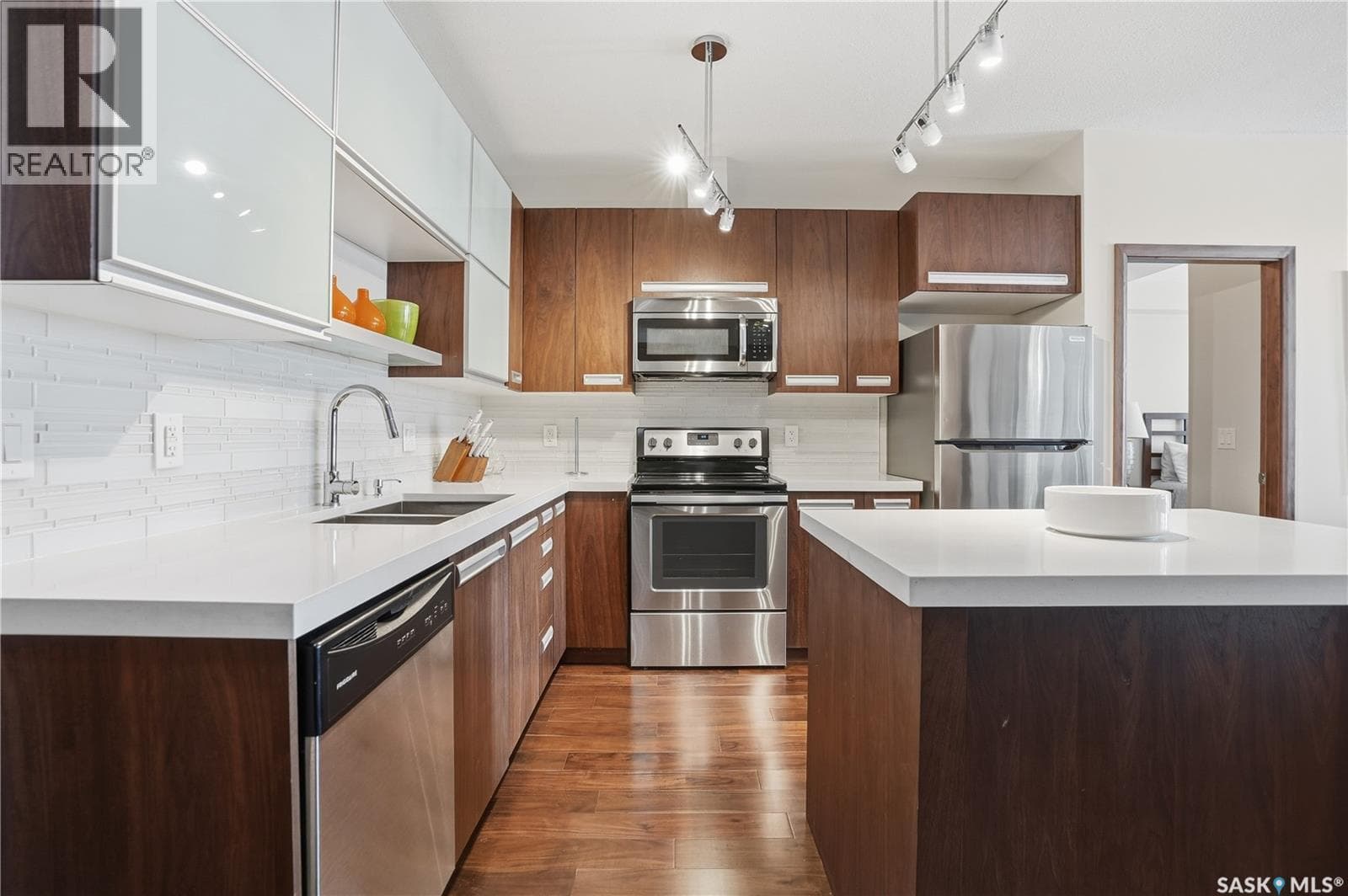 203 2101 Heseltine ROAD — photo 4
