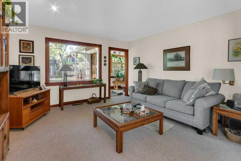 326 8 Avenue NE — photo 5