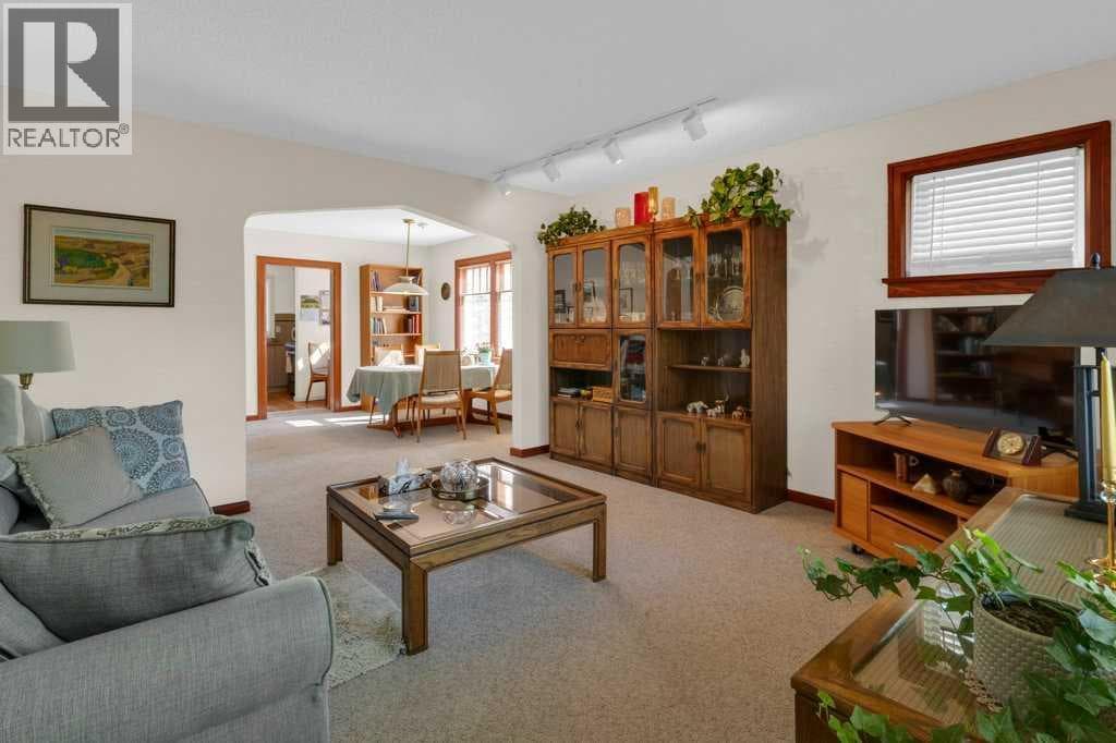 326 8 Avenue NE — photo 4