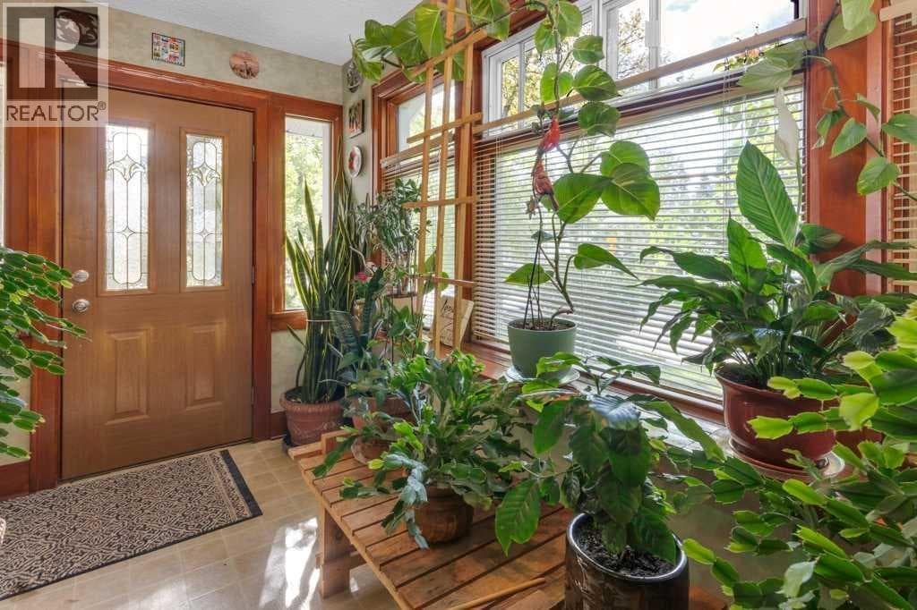 326 8 Avenue NE — photo 2