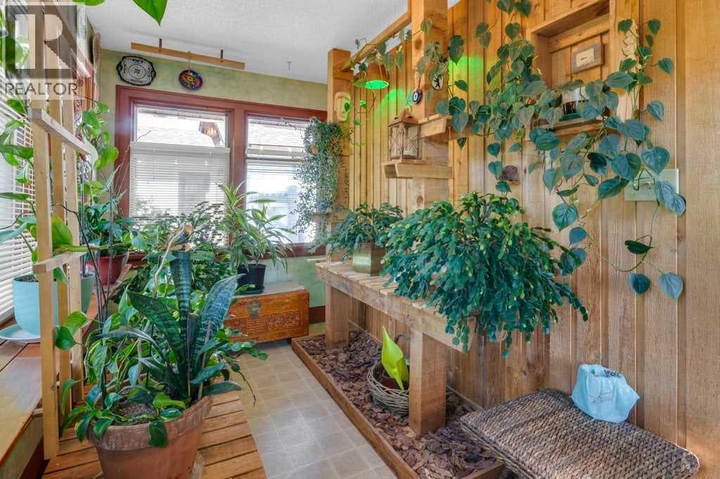 326 8 Avenue NE — photo 3
