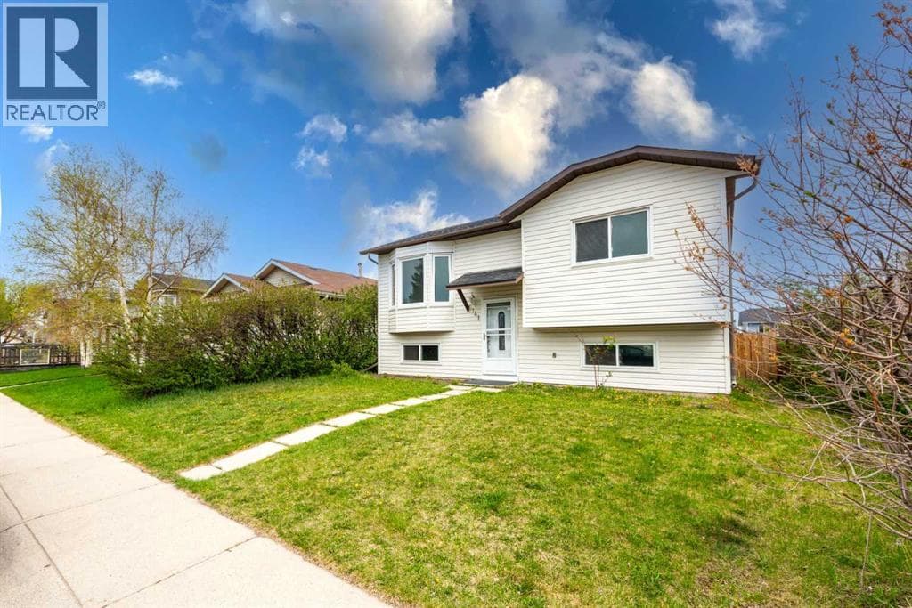141 Falshire Close NE — photo 2