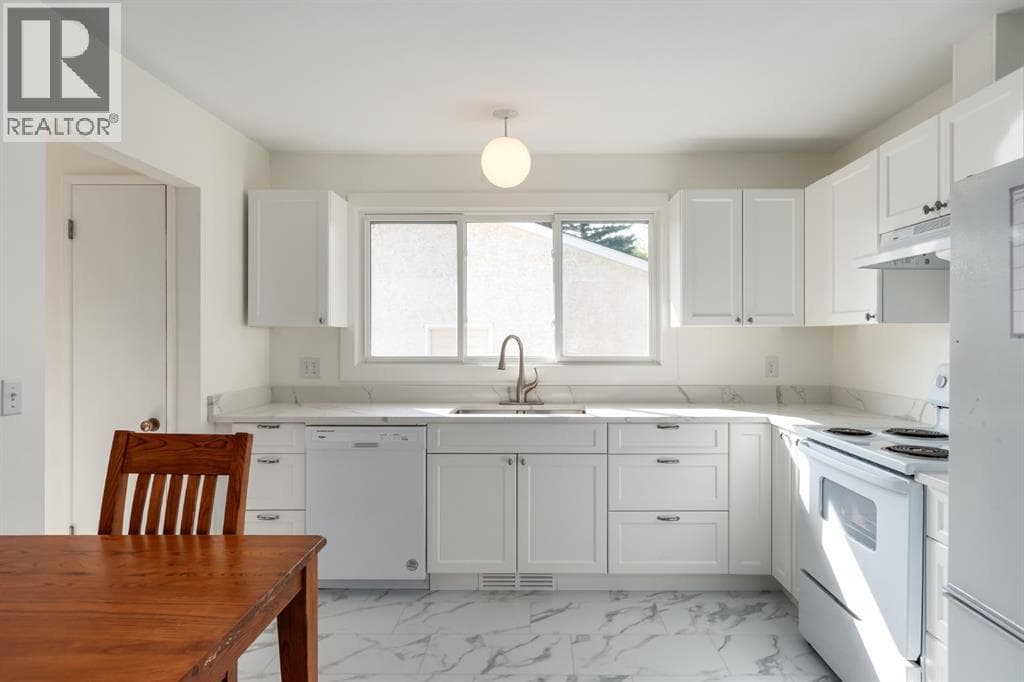 207 Whiteview Bay NE — photo 5