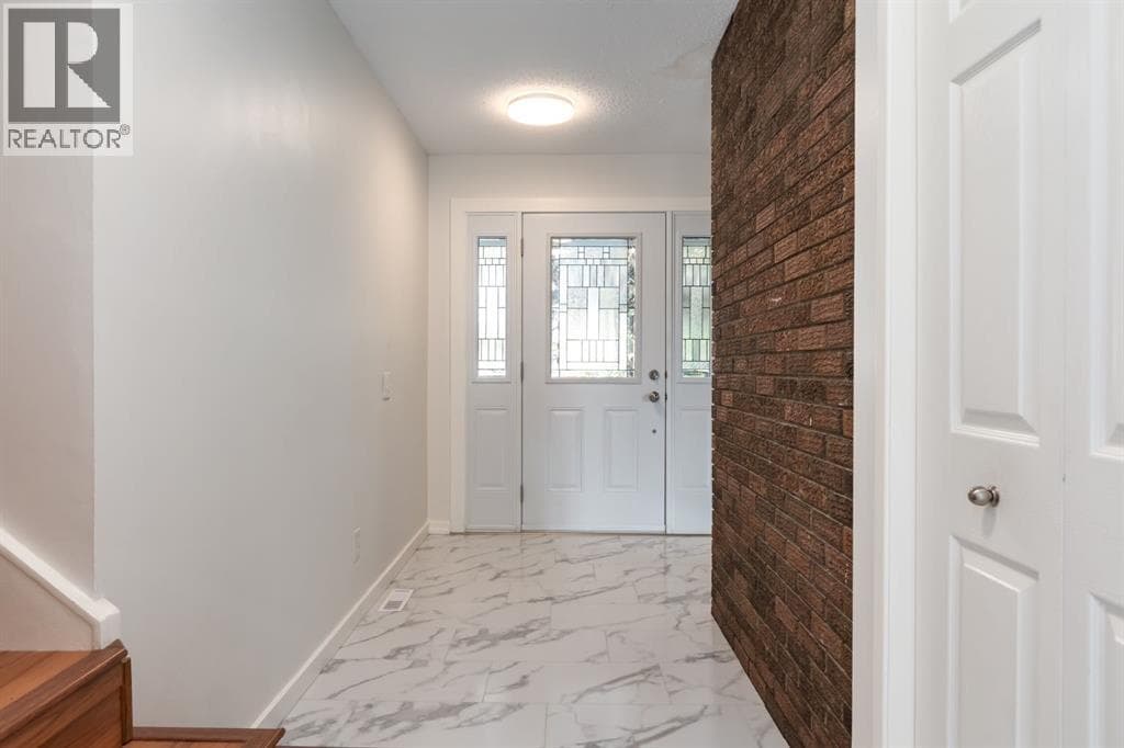 207 Whiteview Bay NE — photo 3