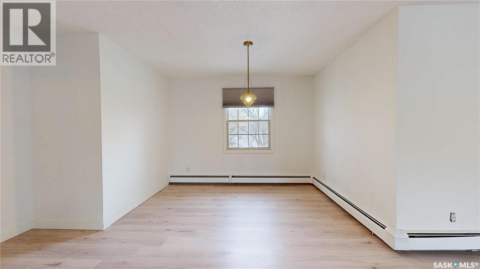 304 2315 Cornwall STREET — photo 2