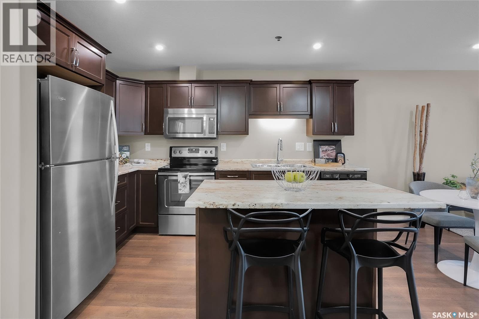 4216 108 Willis CRESCENT — photo 5