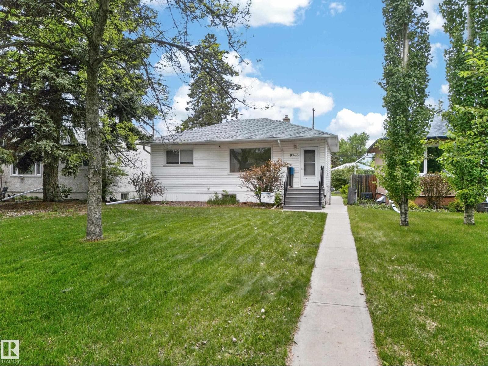 8706 83 AV NW