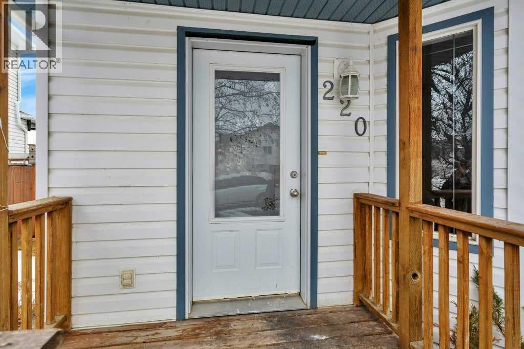 220 Deschner Close — photo 3