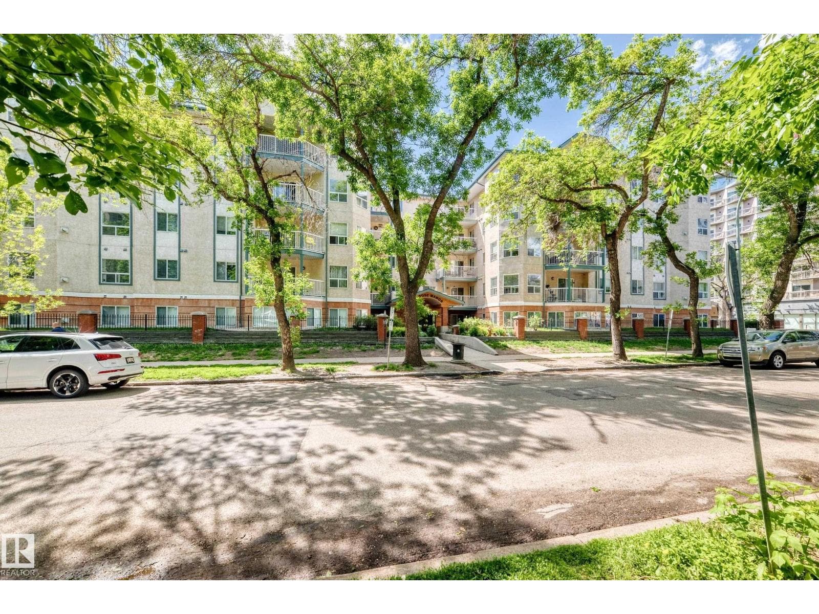 #214 9938 104 ST NW