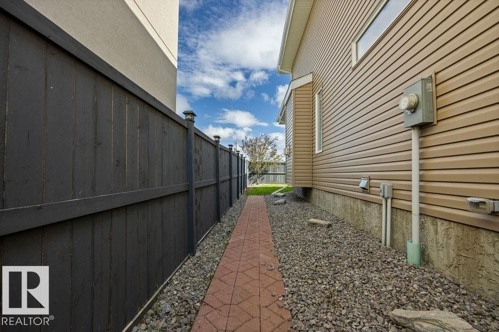 3128 58 AV NE — photo 4