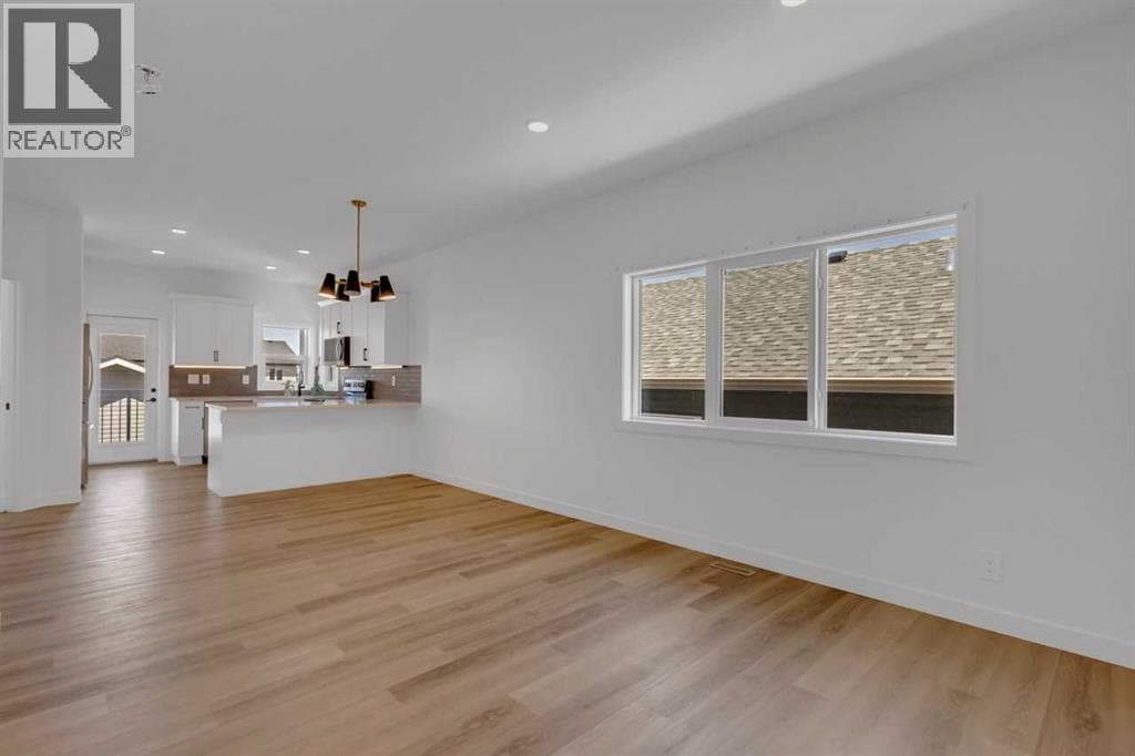 9 Ian Way — photo 3
