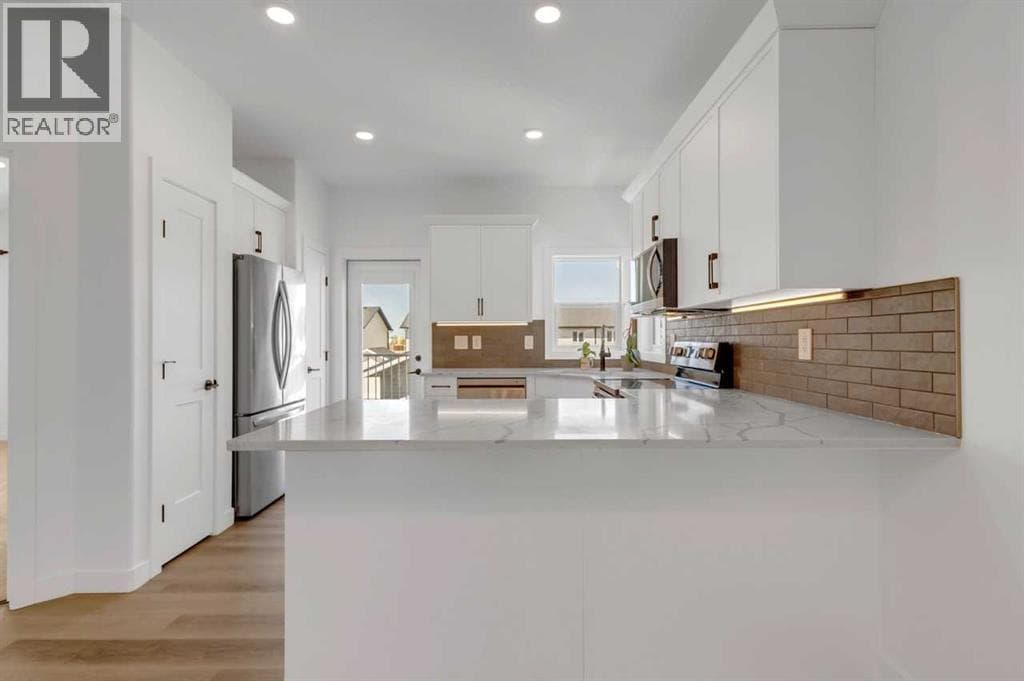 9 Ian Way — photo 5