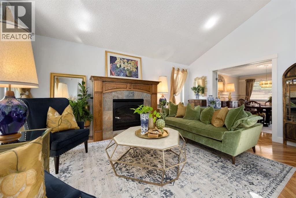 51 Woodridge Close SW — photo 4