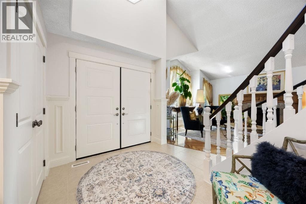 51 Woodridge Close SW — photo 2