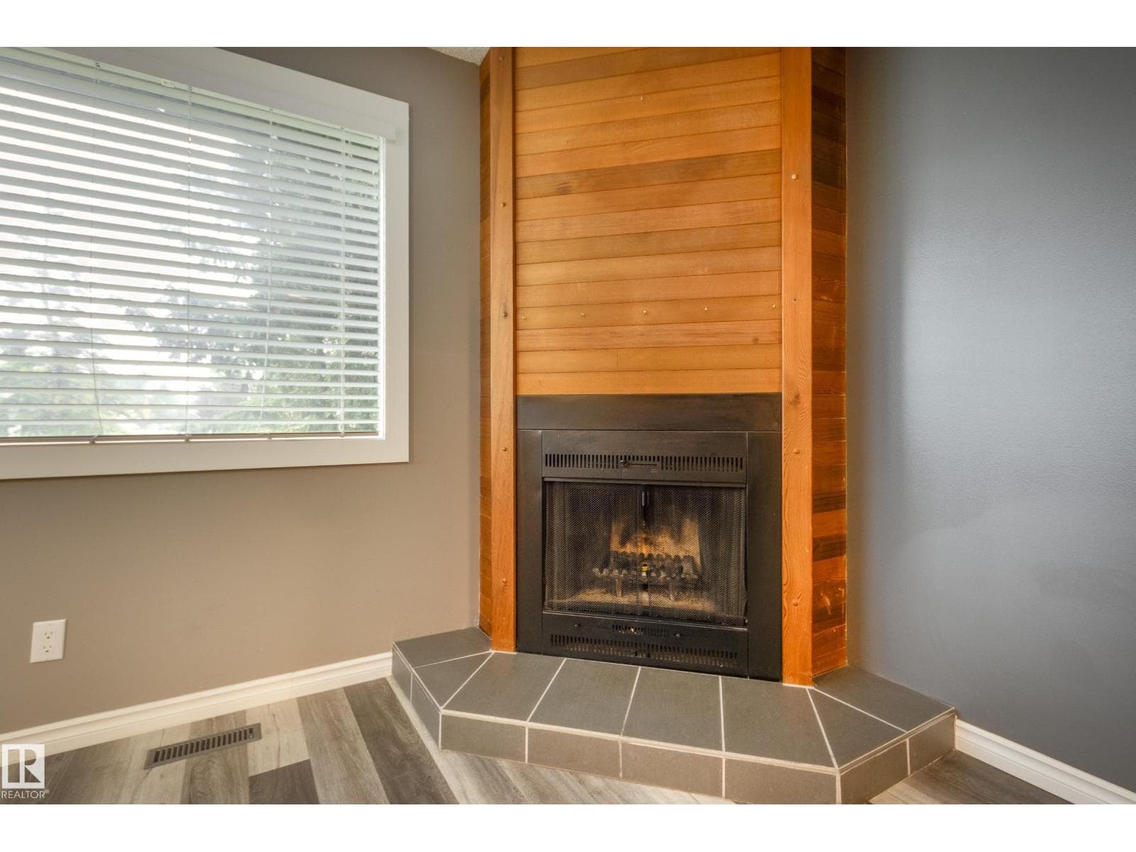 3526 42 AV NW — photo 4