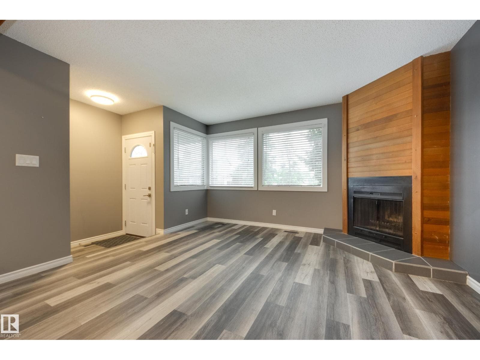 3526 42 AV NW — photo 3