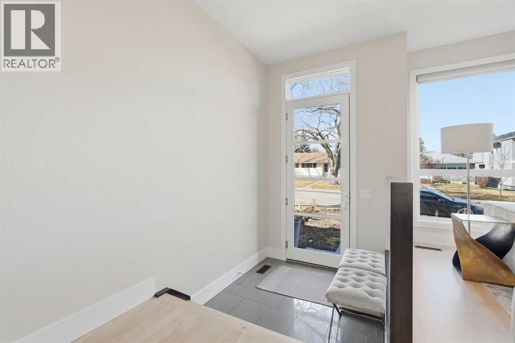 1923 49 Avenue SW — photo 2
