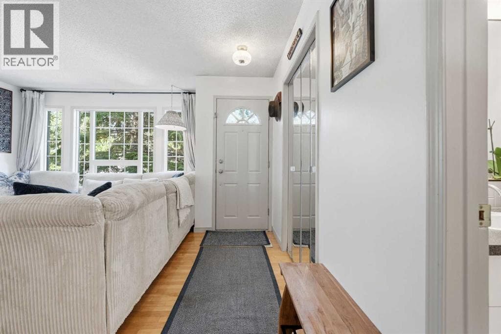 3031 23 Avenue SW — photo 2