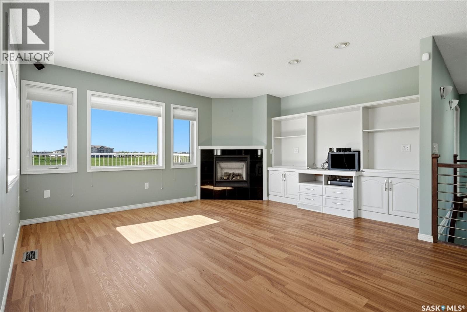 3407 Bishop CRESCENT E — photo 5