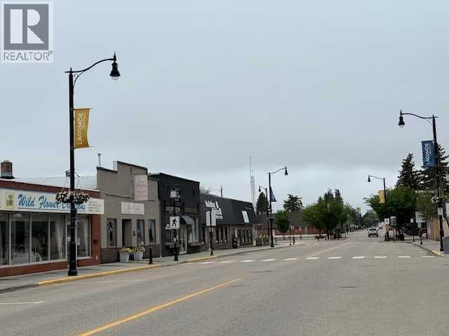 5105 50 Avenue — photo 2