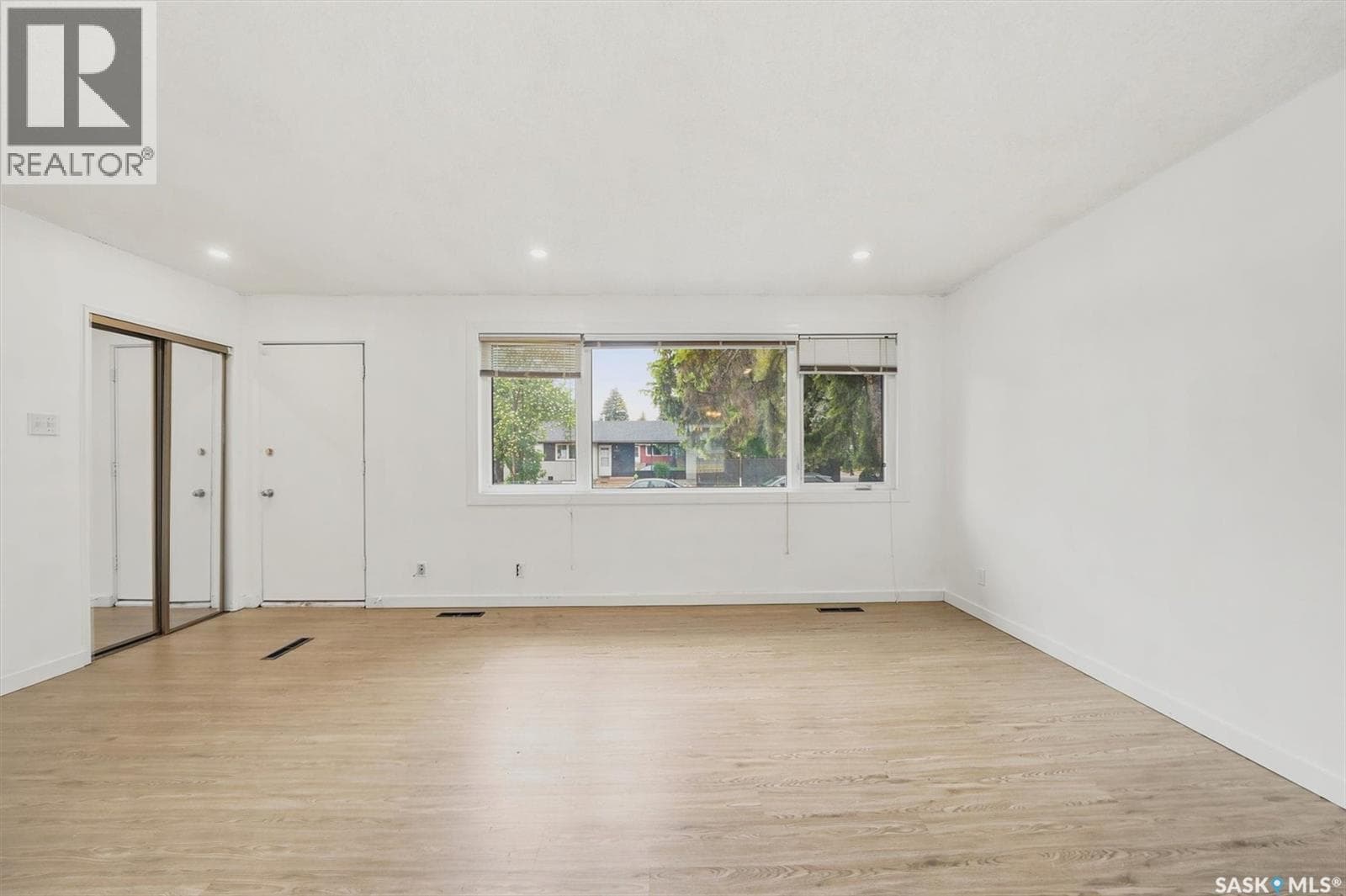 99 Lindsay DRIVE — photo 3