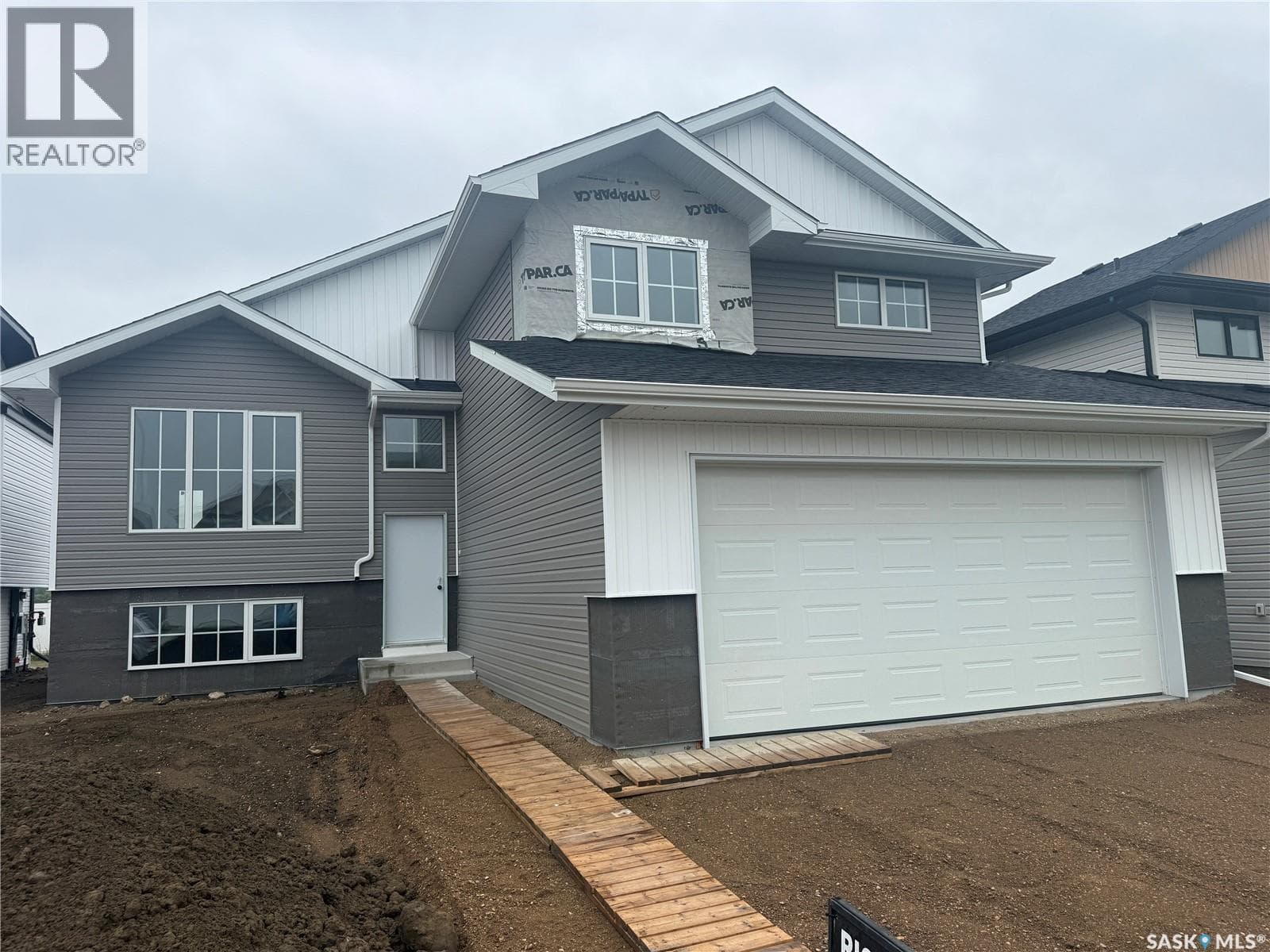 832 Woods CRESCENT