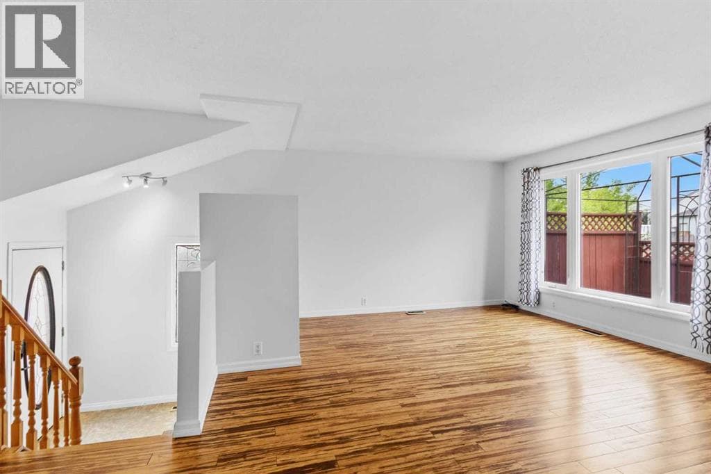 202 Bird Crescent — photo 3
