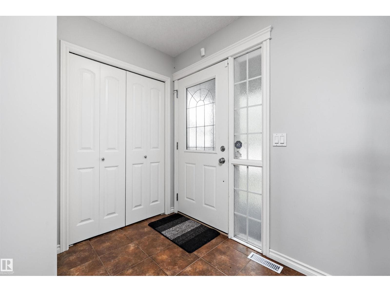 205 MACEWAN RD SW — photo 4