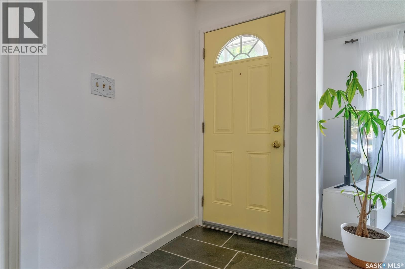 2314 DEWDNEY AVENUE E — photo 3