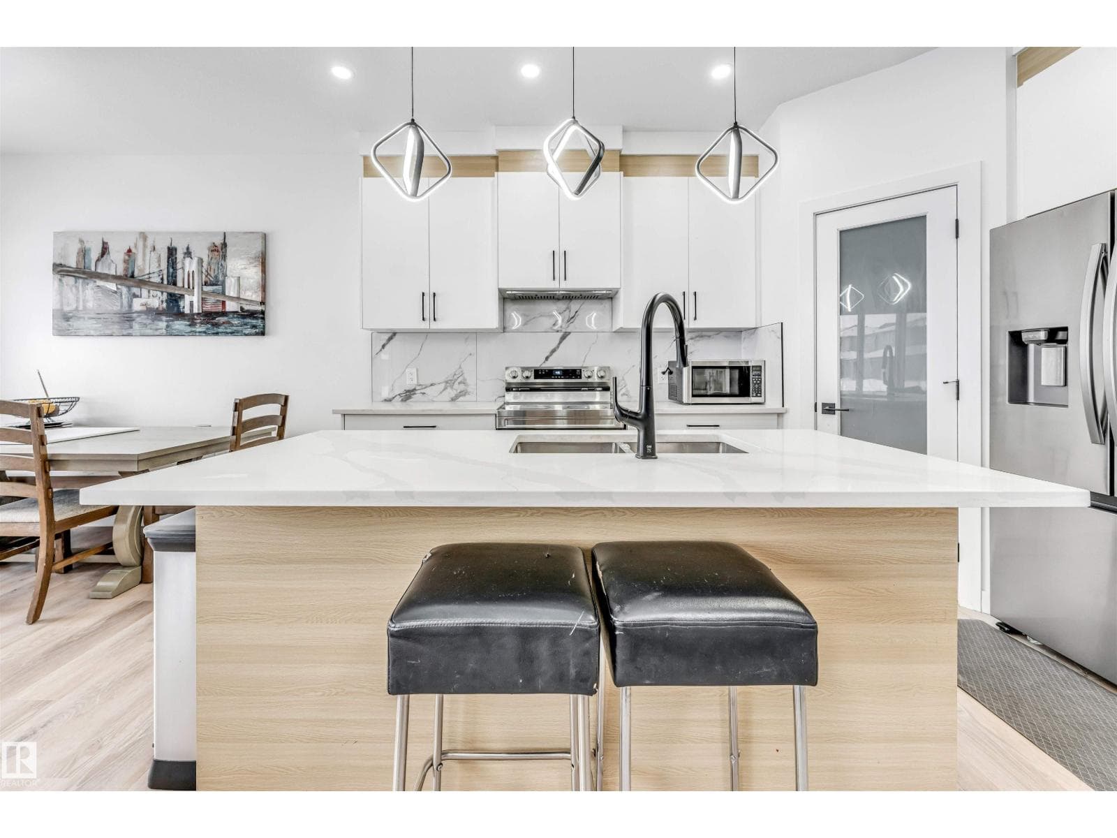 3807 40 AV — photo 4