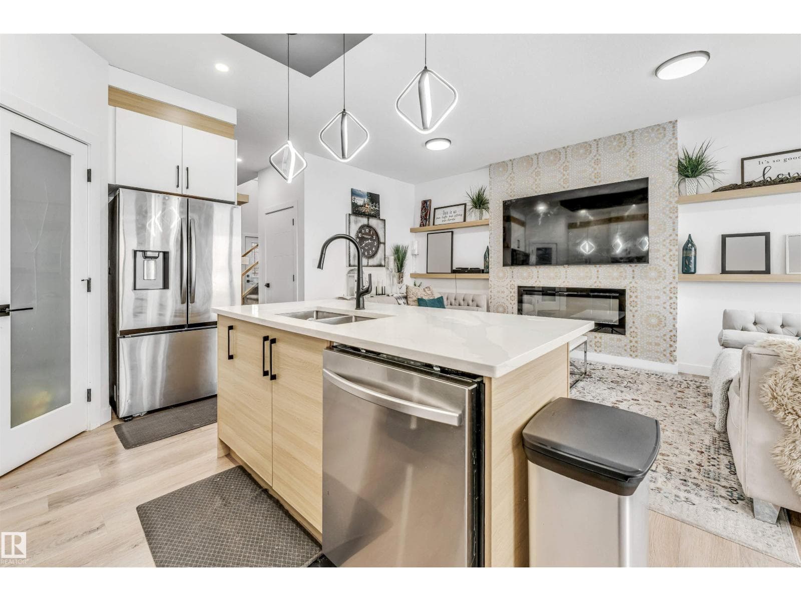 3807 40 AV — photo 5
