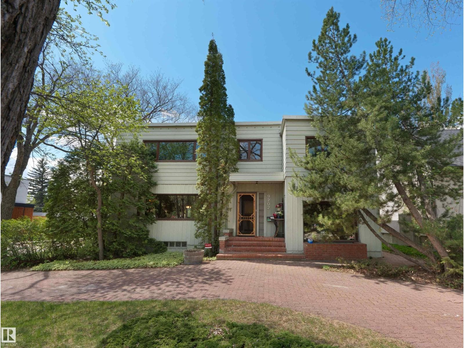 9202 117 ST NW