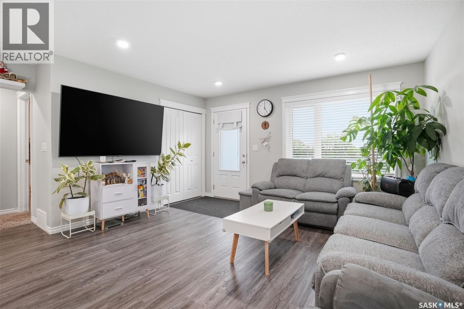 306 110 Akhtar BEND — photo 5