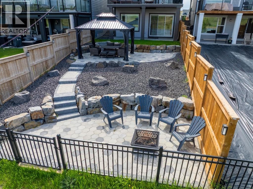 152 Cranbrook Gardens SE photo 2