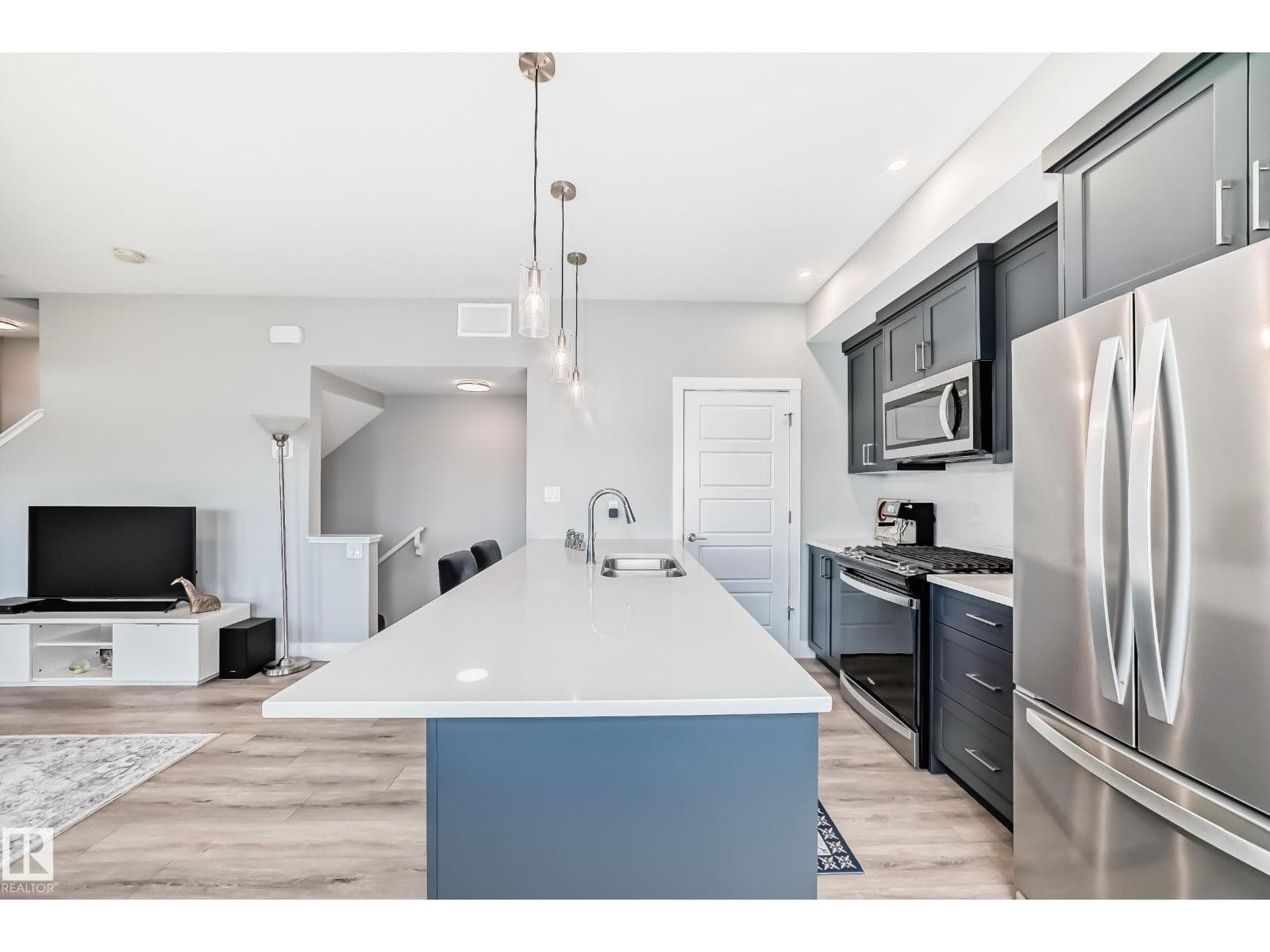 #50 6905 25 AV SW — photo 4