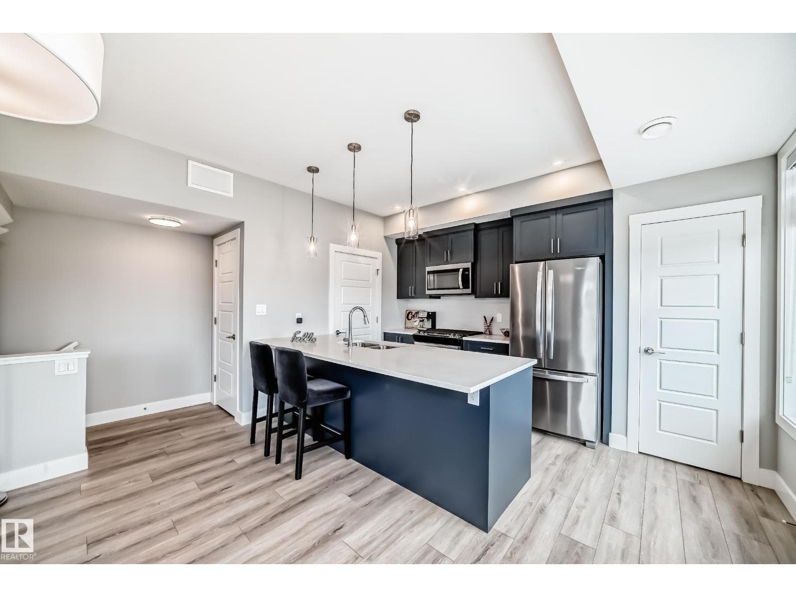 #50 6905 25 AV SW — photo 3