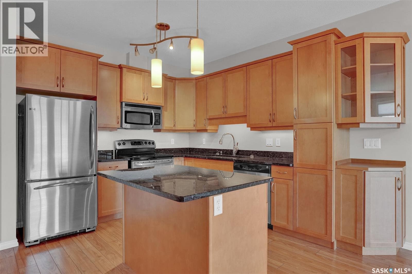 304 2150 Heseltine ROAD — photo 5