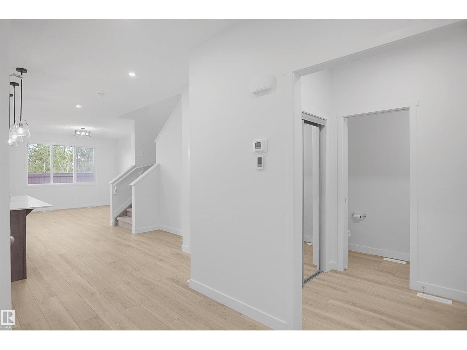 8464 183 AV NW — photo 4