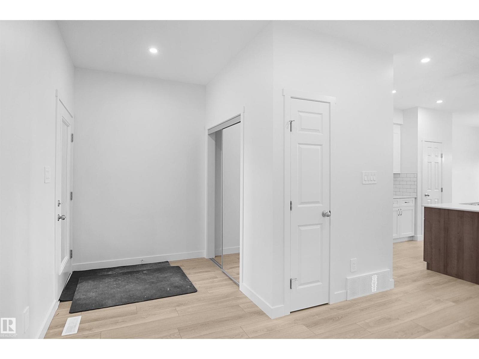 8464 183 AV NW — photo 2
