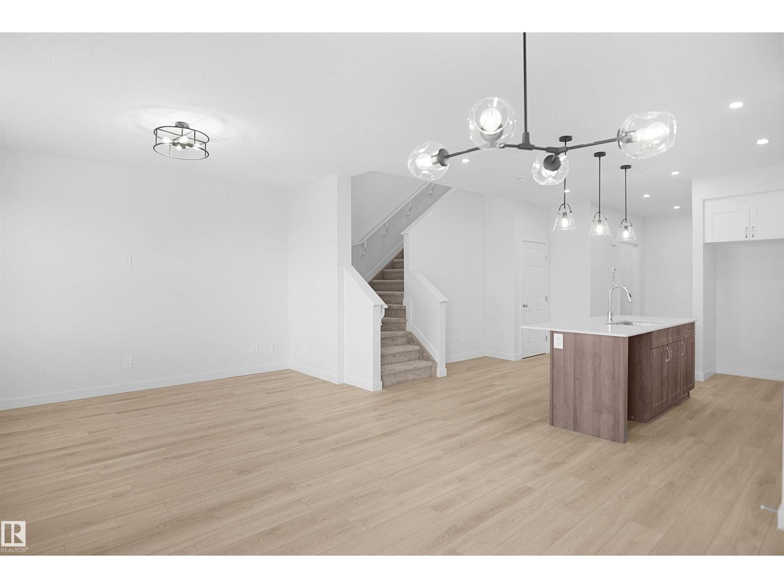 8464 183 AV NW — photo 5