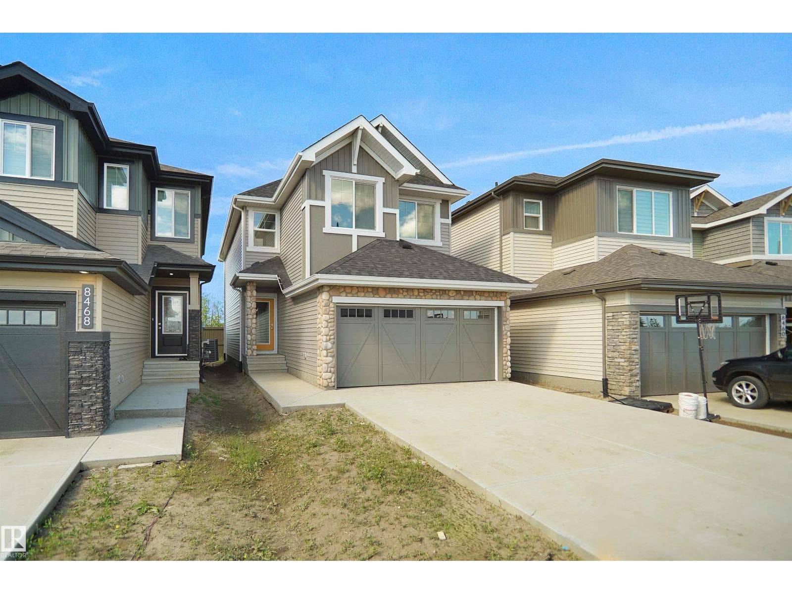 8464 183 AV NW