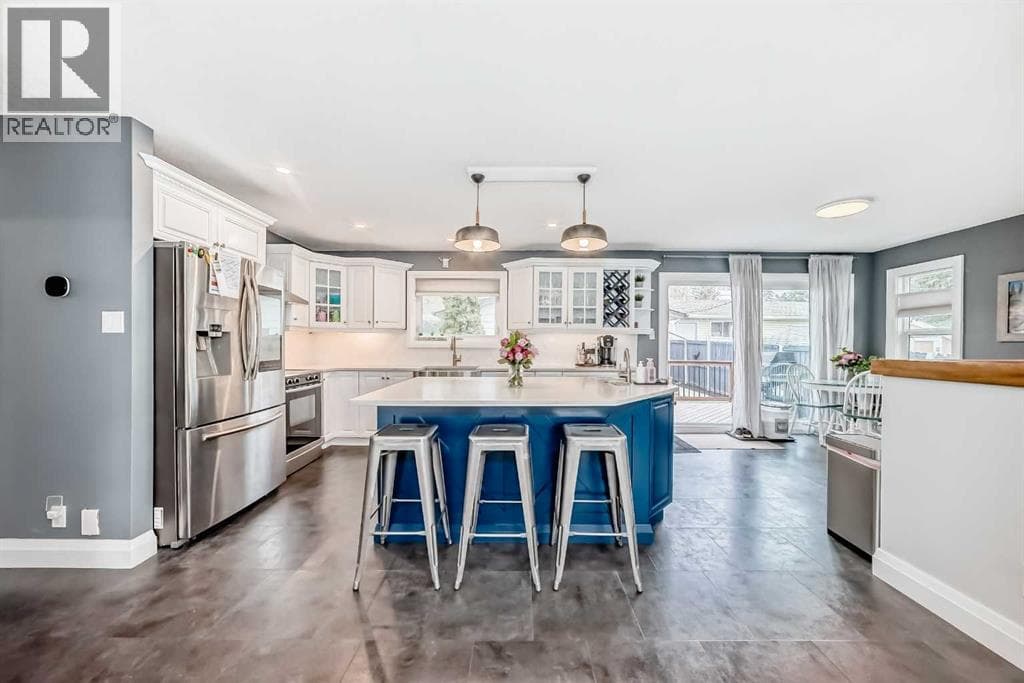 5224 19 Avenue NW — photo 3