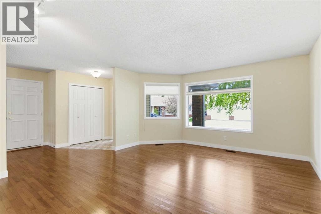 34 Vandoos Gardens NW — photo 3