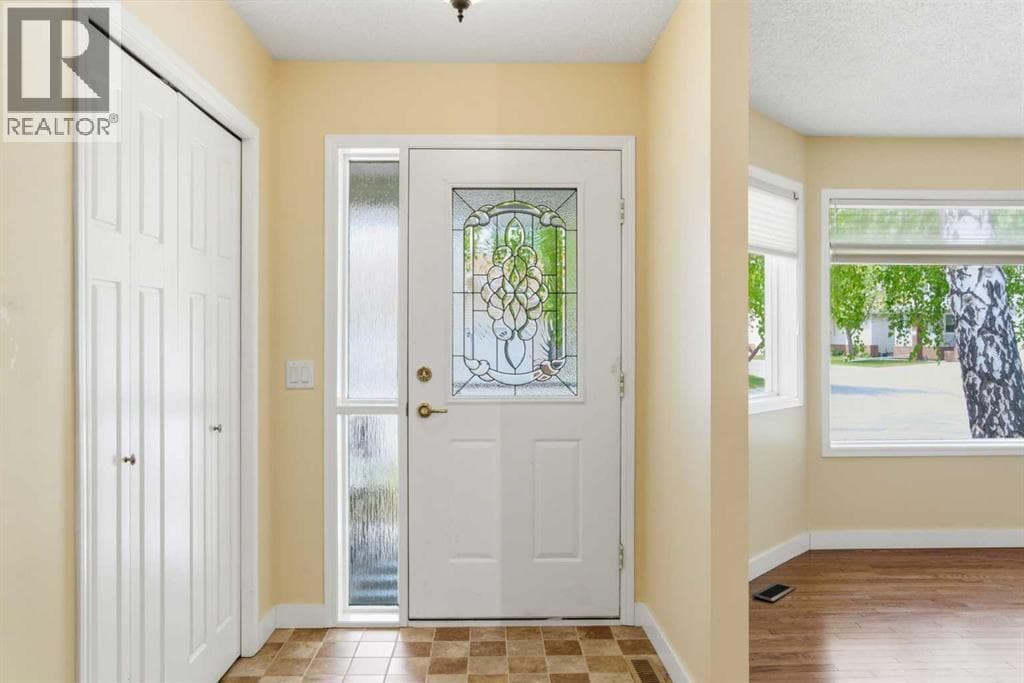 34 Vandoos Gardens NW — photo 2